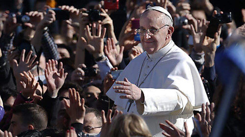 Das Mädchen stahl dem Papst während der Audienz die Kappe 