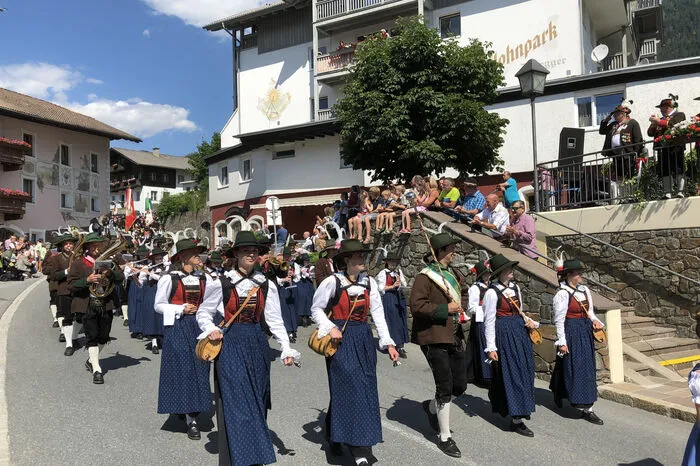 Eröffnet wurde das Fest mit einem gemeinsamen Sternaufmarsch