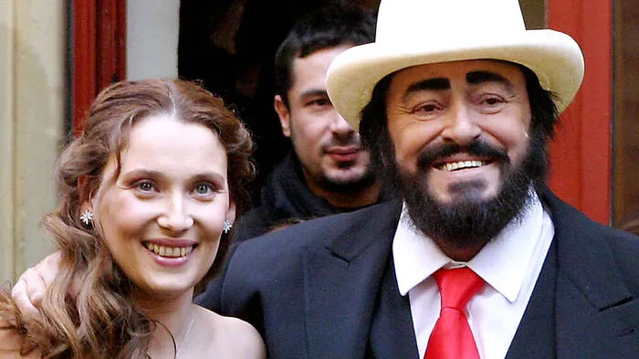 Luciano Pavarotti mit Nicoletta Mantovani Pavarotti auf einem Foto aus dem Jahr 2003