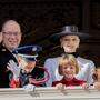 Prinz Jacques und Prinzessin Gabriella mit Fürst Albert II und seine Frau Charlene beim Nationalfeiertag im November des Vorjahres