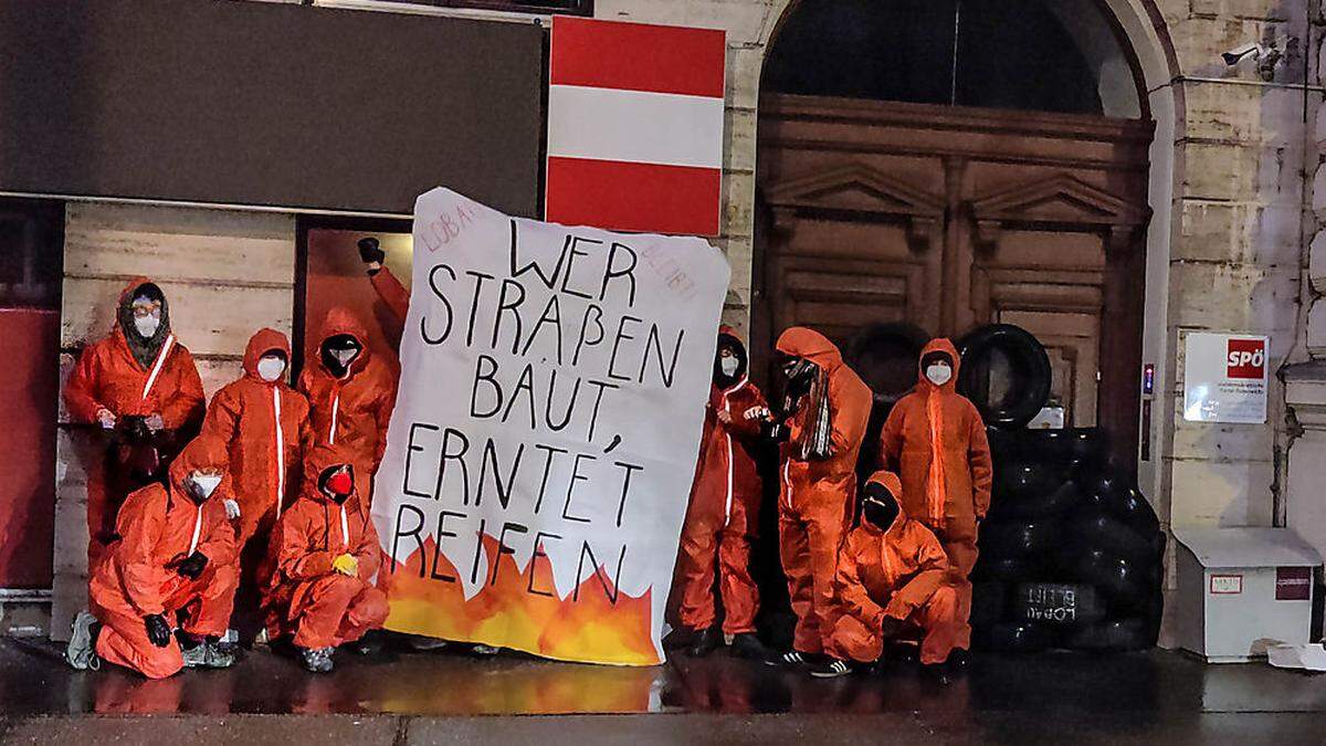 Schon im November wurde mit einer Reifen-Barrikade vor der SPÖ eine Partei ins Visier genommen, mit den Drohbriefen ist die SPÖ endgültig zum Feindbild für die Klimaschützer geworden