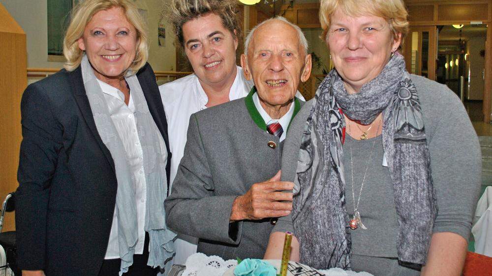 Maria-Luise Mathiaschitz mit Franz Rabitsch, Elke Brunner (Heimleitung Hülgerthpark) sowie Annamarie Simtschitsch, die für die leckere Torte verantwortlich war