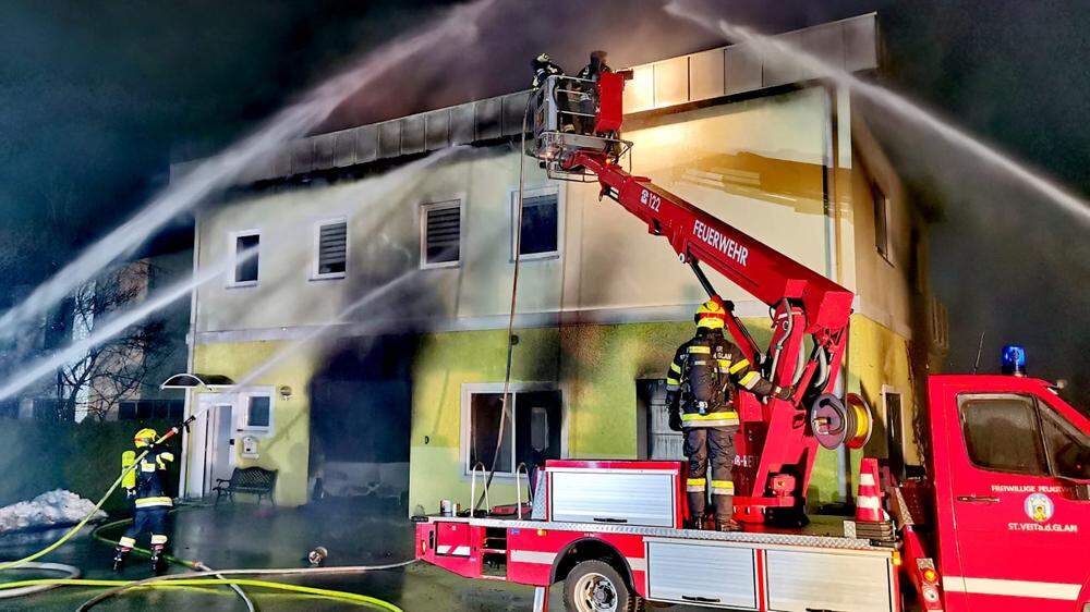 120 Männer und Frauen standen beim Wohnhausbrand im Einsatz