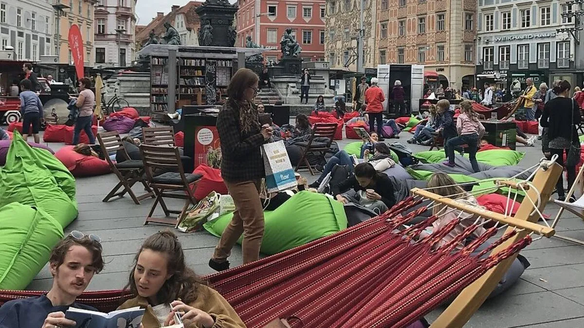 Am Hauptplatz kann man es sich bis Sonntag mit einem guten Buch bequem machen.