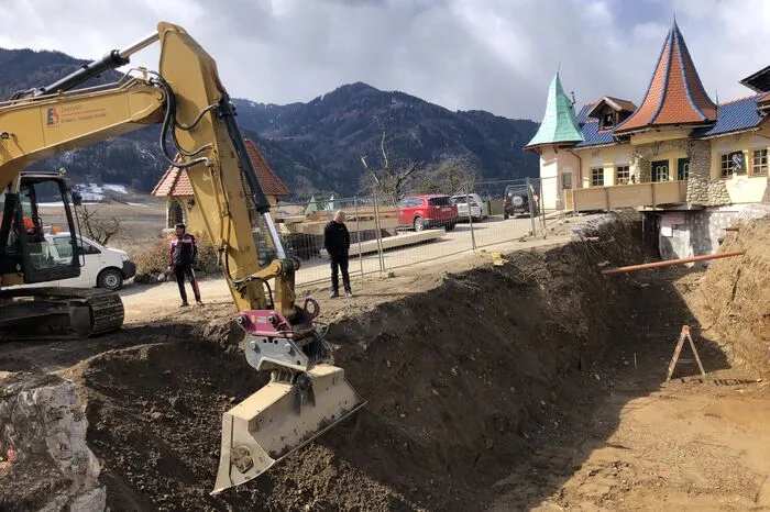 Vom Eingangsbereich des Märchenwaldes führt ein unterirdischer Tunnel in die Minigolfanlage.