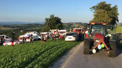 Der Anhänger mit den Poltergästen an Bord war in einer Kurve umgekippt