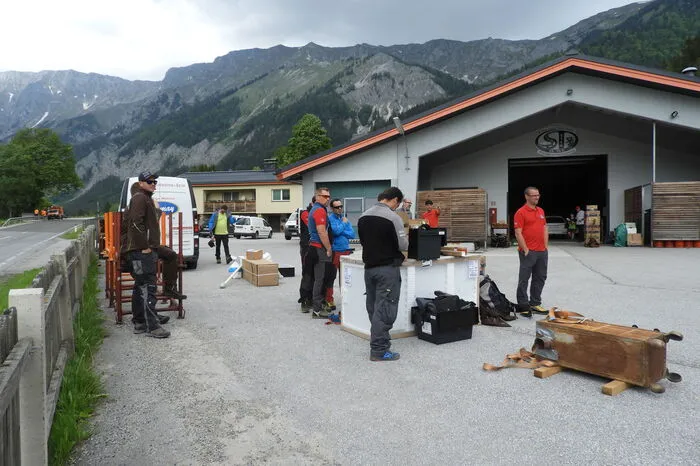 Logistisch gesehen muss am Tag „X“ nicht nur das Wetter für die rund 20 Flüge stimmen, sondern auch alle für das Vorhaben notwendigen Leute müssen anwesend sein.
