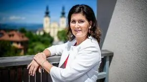 Eine Dame mit dunkelbraunen Haaren blickt in die Kamera  | Bürgermeisterin Maria Knauder sieht in der Nennung „eine schöne Bestätigung und Motivation“