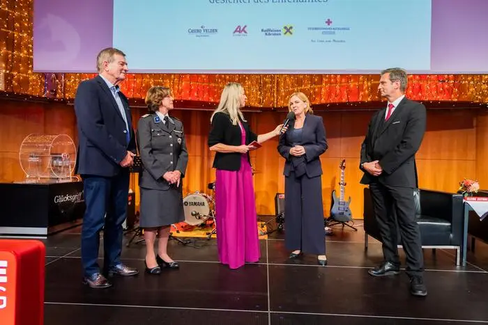 Die Vertreter der Sponsoren Arbeiterkammer Kärnten Präsident Günther Goach, Rot Kreuz Vizepräsidentin Brigitte Pekastnig, Raiffeisen Landesbank Vorstandsmitglied Uta Kogler-Maier und Peter Schmögl Floor-Manager bei Casinos Austria wurden von Moderatorin Martina Klementin interviewt