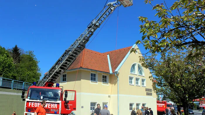 Erstmalig präsentierte sich die Freiwillige Feuerwehr Hartberg bei einem "Tag der offenen Rüsthaustür". Geboten wurde unter anderem der Blick auf die Stadt Hartberg von der Drehleiter aus.