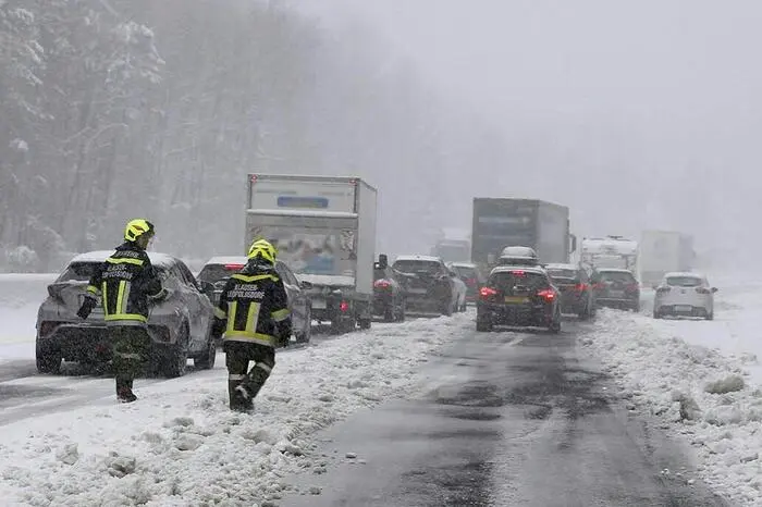Betroffen waren laut Asfinag die West- (A1) und die Außenringautobahn (A21), wo sogar ein Notquartier eingerichtet werden musste.