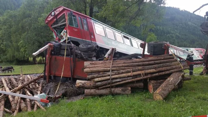 Eine Garnitur der Murtalbahn ist am frühen Mittwochnachmittag mit einem Holztransporter zusammengestoßen.