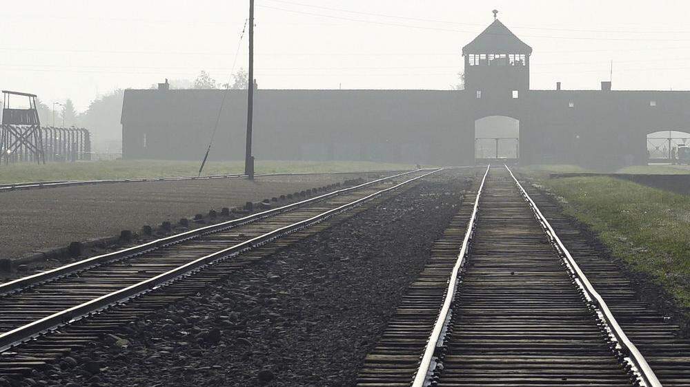 Ein US-amerikanischer Tourist ist bei dem Versuch erwischt worden, einen Metallgegenstand an der Bahnrampe im früheren deutschen KZ Auschwitz-Birkenau zu stehlen
