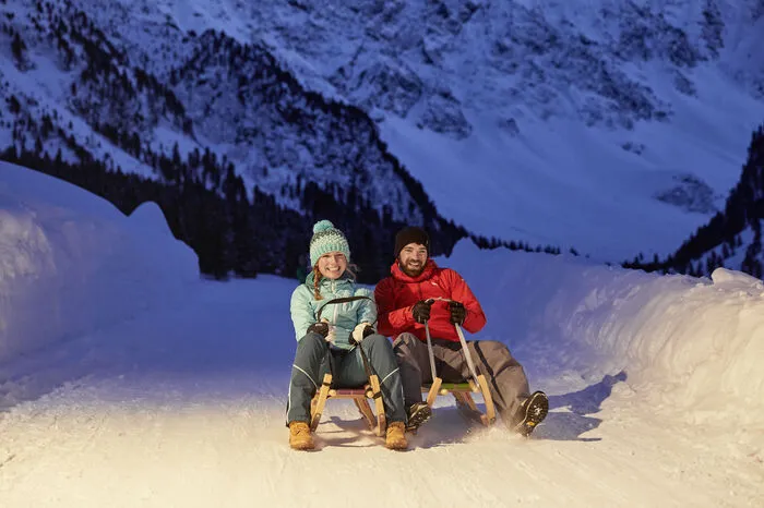 Mondscheinrodeln am Patscherkofel. Während Rodeln bei Tageslicht bereits bei den kleinsten Schneefans äußerst beliebt ist, begeistert das Mondscheinrodeln vor allem abenteuerlustige Erwachsene. Die Ski- & Snowboardschule Innsbruck bietet jeden Donnerstagabend gesellige Rodelausflüge auf den Patscherkofel an. Das Service beinhaltet die persönliche Abholung beim Hotel, den Transfer zur Rodelstrecke sowie die benötigte Leih-Rodel. Gemeinsam mit einem ausgebildeten Guide wird das Mondscheinrodeln garantiert zum unvergesslichen Erlebnis. Bei klarer Sicht besteht außerdem die Möglichkeit, beeindruckende Fotos vom Rodeln unterm Sternenhimmel zur bleibenden Erinnerung zu schießen.