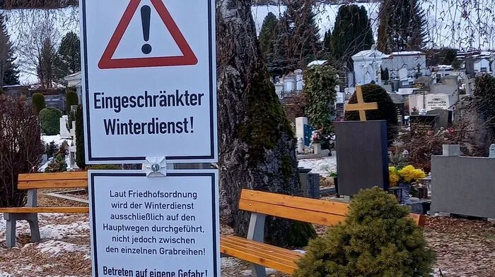Ein Schild am Friedhof macht auf den eingeschränkten Winterdienst aufmerksam