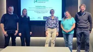 Günther Gallob und Sissy Walcher (GMP Architektur ZT GmbH), Natalie Prüggler (MOOSMOAR Energies OG), Alexandra Mayr (KLAR! Inneres Salzkammergut) und Hans Starl (KAWUMMS Naturgefahrenmanagement GmbH) beim Projektstart von SANAPlanAlp