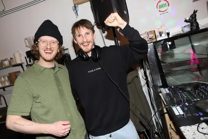 Technofloor mit den Brüdern Andreas und Florian Wegmann alias DJ Andi_Wee_Funk_D. „Zu den Disco Beats im Hefehaus.