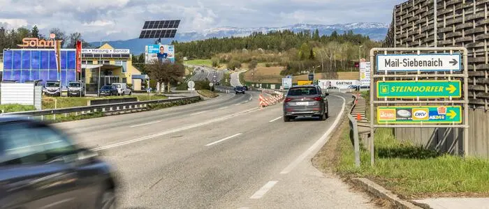 Eine starkbefahrene Schnellstraße.
