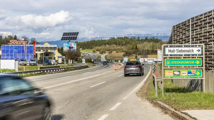 Eine Straße mit vielen Autos.