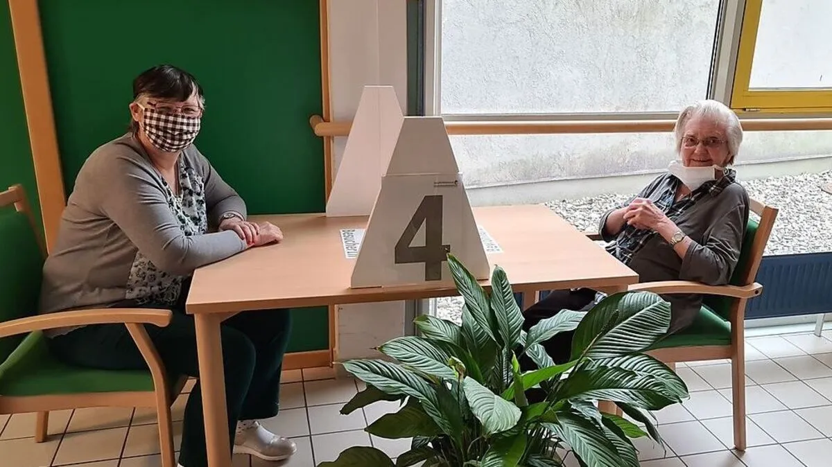 Eine Plexiglasscheibe trennt Bewohner und Besucher in Kapfenberg   