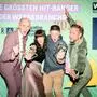 Sie räumten bei den Green Panther Awards ab: Martina Raminger und Christian Hirzberger (Mitte), die in St. Ruprecht an der Raab ihr „Büro für Gestaltung“ betreiben. Auch am Foto: Landesrat Willibald Ehrenhöfer und Thomas Zenz, Obmann der Fachgruppe Werbung und Marktkommunikation der Wirtschaftskammer (r.)