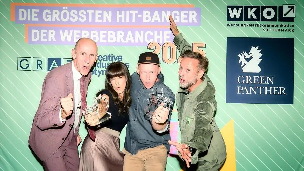 Sie räumten bei den Green Panther Awards ab: Martina Raminger und Christian Hirzberger (Mitte), die in St. Ruprecht an der Raab ihr „Büro für Gestaltung“ betreiben. Auch am Foto: Landesrat Willibald Ehrenhöfer und Thomas Zenz, Obmann der Fachgruppe Werbung und Marktkommunikation der Wirtschaftskammer (r.)