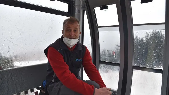 Am Samstag startete die Telecabina Monte Lussari in ihre Sommersaison. Rund 50 Personen fuhren hoch zum immer noch verschneiten Bergdorf. Am Vormittag war das Wetter noch so, dass man kurzärmlig oben sein konnte", erklärte Loris Filippini (am Foto), technischer Verantwortlicher der Telecabina Monte Lussari, bei der Gondelfahrt, die am Samstagnachmittag auch von Wind und Regen begleitet war. Bei der Bergstation lag noch viel Schnee und es war auch mit der Jacke kalt.