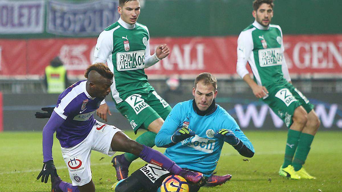 Larry Kayode gegen drei Mattersburger