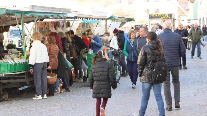 Der Ostermarkt in St. Veit lockte am Wochenende zahlreiche Besucher in die historische Innenstadt. Bei frühlingshaften Temperaturen verwandelte sich der Hauptplatz in ein lebendiges Zentrum voller Farben, Düfte und traditioneller Handwerkskunst.
