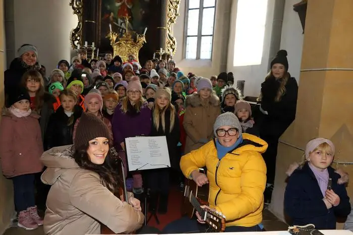 Die Volksschule Dir. Sabine Hofkircher hatte in der Kirche ihren großen Auftritt.