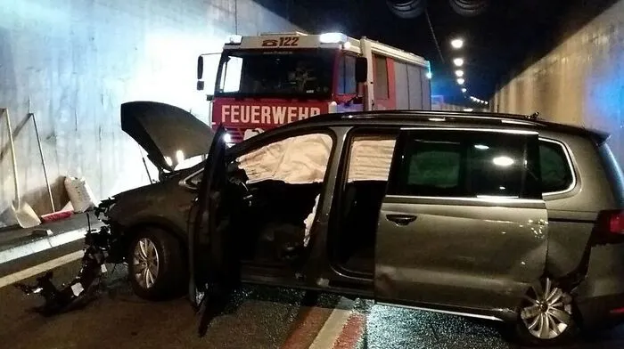 Insgesamt waren drei Autos in den Unfall verwickelt