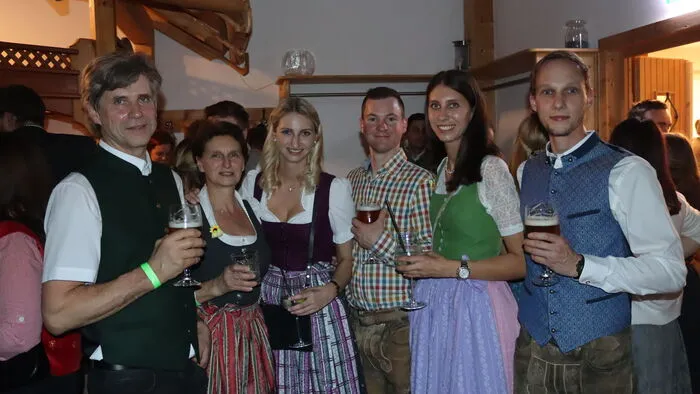 Im festlichen Trachtengewand wurde beim St. Margarethner Bauernball 2023 wieder generationenübergreifend getanzt, getrunken, gegessen, "gratscht" und manchmal auch gesungen.