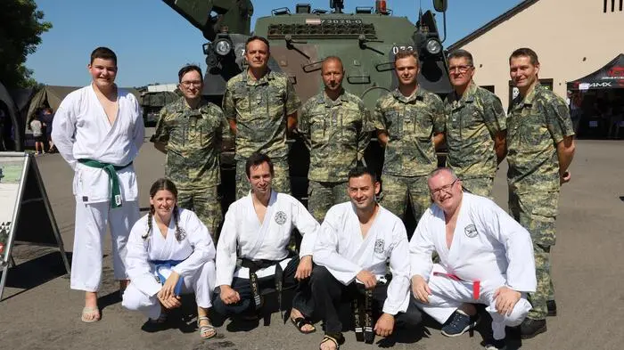 Seit mehr als 60 Jahren findet in der Von-der-Groeben-Kaserne in Feldbach das Kasernenfest statt. Im Bild: Kasernenkommandant Günter Rath mit seinem Festteam und den Judosportlerinnen und -sportlern