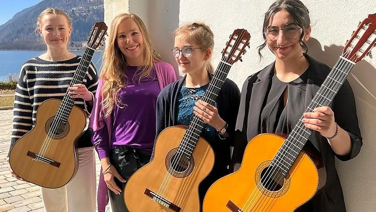 Alle ausgezeichnet: Valentina Schantl, Lehrerin Julia Malischnig, Julia Kreiner und Amirah Pranzl