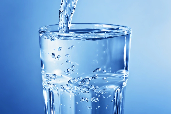 Getränke. Im Sommer kann sich der Flüssigkeitsbedarf von 1,5 Litern verdrei- bis vervierfachen. Deswegen: am besten genügend Mineralwasser einpacken. Durch das Schwitzen verliert man Mineralstoffe, die man mit Mineralwasser wieder zuführen sollte. Badekleidung zum Wechseln.