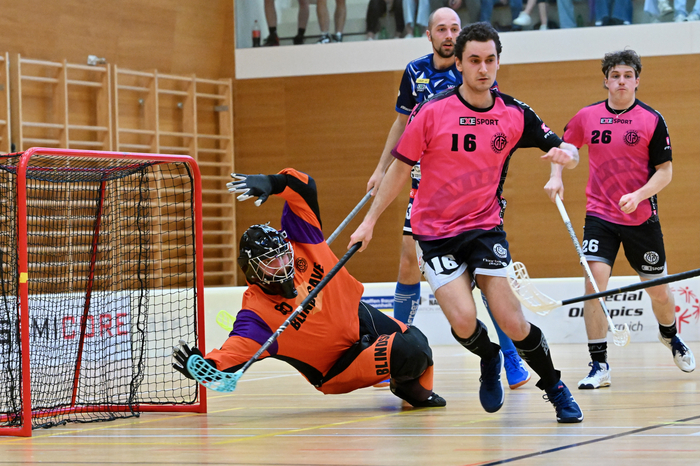 #80 Bernhard Bezucha Wiener Floorballverein, #16 Christian Göth Wiener Floorballverein, #26 Alexander Hanschur Wiener Floorballverein, VSV Unihockey vs. Wiener Floorballferein 6.4.2024, VSV Unihockey vs. Wiener Floorballferein  am 06.04.2024 in Villach (Ballspielhalle St. Martin), Austria, (Photo by Bernd Stefan)