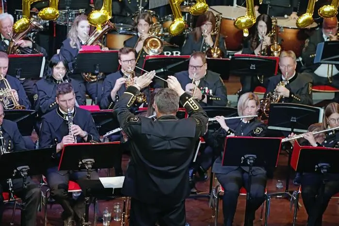 40 Musikerinnen und Musiker unter der Leitung von Kapellmeister Alfred Ebenberger