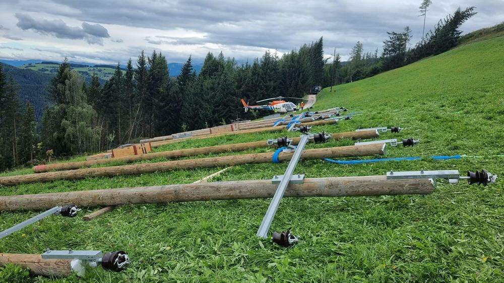 Per Hubschrauber wurden neue Strommasten in das vom Sturm stark malträtierte Waldgebiet geflogen