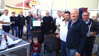 Bürgermeister Johannes Weidinger (l.) und Gemeinderäte beim Kastanienbraten