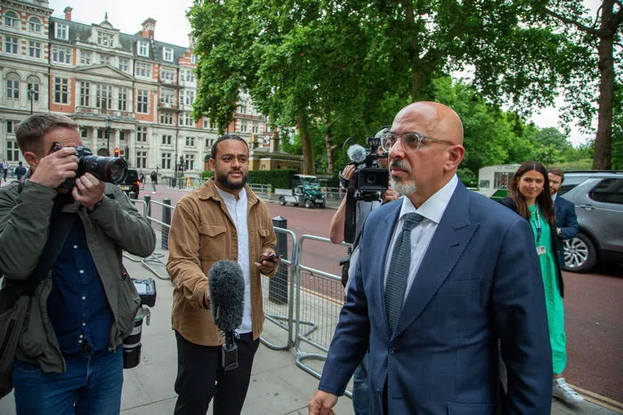NADHIM ZAHAWI (55) ist dabei der Kandidat mit der wohl steilsten Karriere. Bis voriges Jahr war er nur Unterstaatssekretär im Gesundheits-Ministerium, gehörte also noch gar nicht zum Kabinett. Danach war er Bildungsminister.  