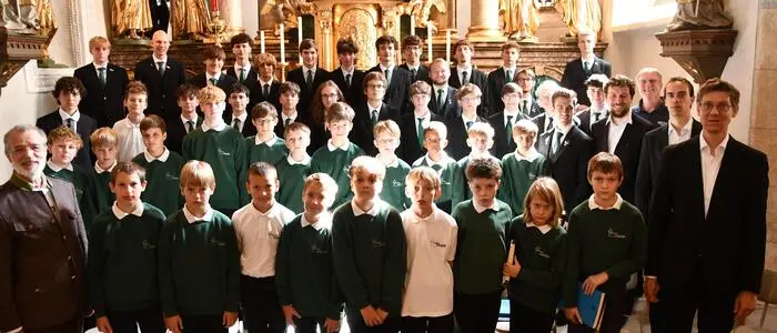 Die Grazer Kapellknaben gestalteten zum Abschluss einer intensiven Probewoche im Schloss Feistritz den Sonntagsgottesdienst in der Pfarrkirche St. Peter. Rechts im Bild Matthias Unterkofler, links Diakon Rupert Unterkofler