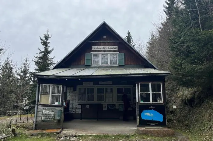 Das baufällige Gebäude bei der Höhle, errichtet einst von den Höhlenpionieren