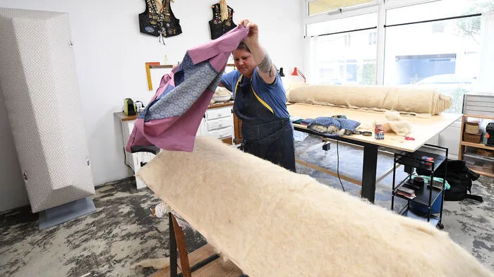 Vlies zuschneiden, Stoff antackern, Holz bemalen: Was nach Bastelstunde klingt, ist eine neue Form von Trauerbewältigung, die die Bestattung Wien ab sofort in Kooperation mit dem kleinen Betrieb "Sargatelier" anbietet.