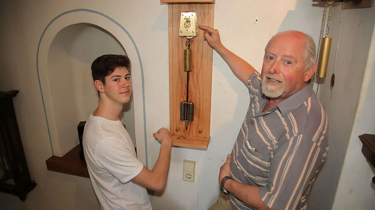 Raffael Schützenhofer und Johann Paulus stellen eine Pendeluhr fertig, die Schützenhofer in der Schule anfertigte
