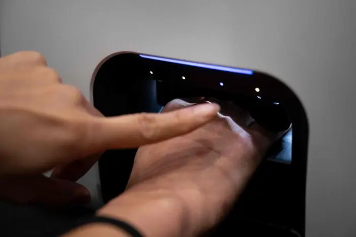 Beauty's Nimble Device: Wenn die Maschine Fingernägel lackiert 