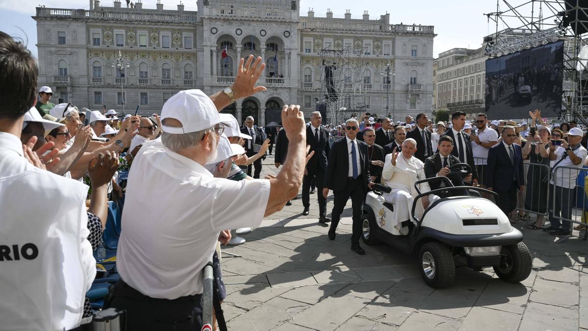 Begeisterte Begrüßung für den Papst auf der Piazza dell Unita d Italia in Triest