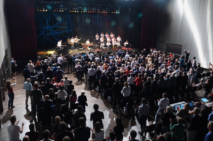 Die Bigband-Fans, die auch von weit her gekommen waren, jubelten den Musiken zu, forderten mit "Standing Ovations" erfolgreich Zugaben,die in einer Schluss-Session ihren Höhepunkt fand.