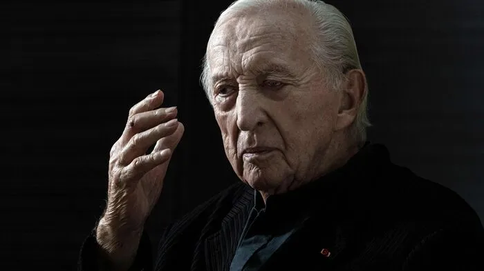 Seit Jahrzehnten setzt sich Pierre Soulages mit der Farbe Schwarz. Schwarz sei die erste Farbe in der Kunstgeschichte gewesen, erklärt Soulages seine Bildwelt.