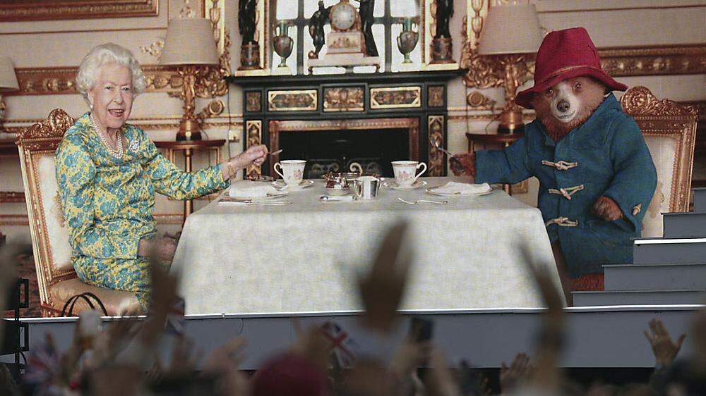 Entzückende Sequenz zum Einstieg des Jubiläumskonzert: Paddington Bär besucht Queen Elizabeth