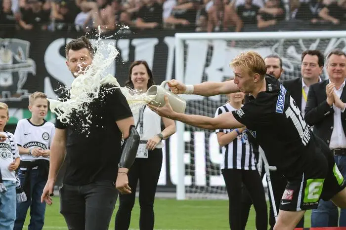Mika Biereth tränkte Sportchef Andreas Schicker in Bier.